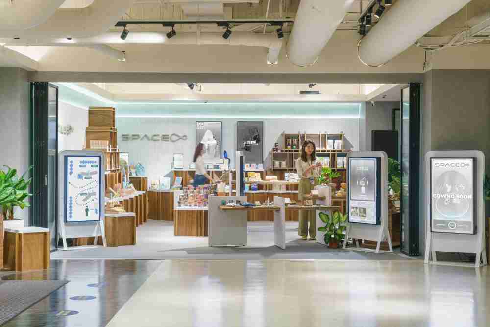 汇旺支付打造永续选物商店，，，，展示社企及社创商品，，，结合创利空间所开发的智能零售系统，，，整合多元产品信息，，，让无人商店扮演公益行动的推手