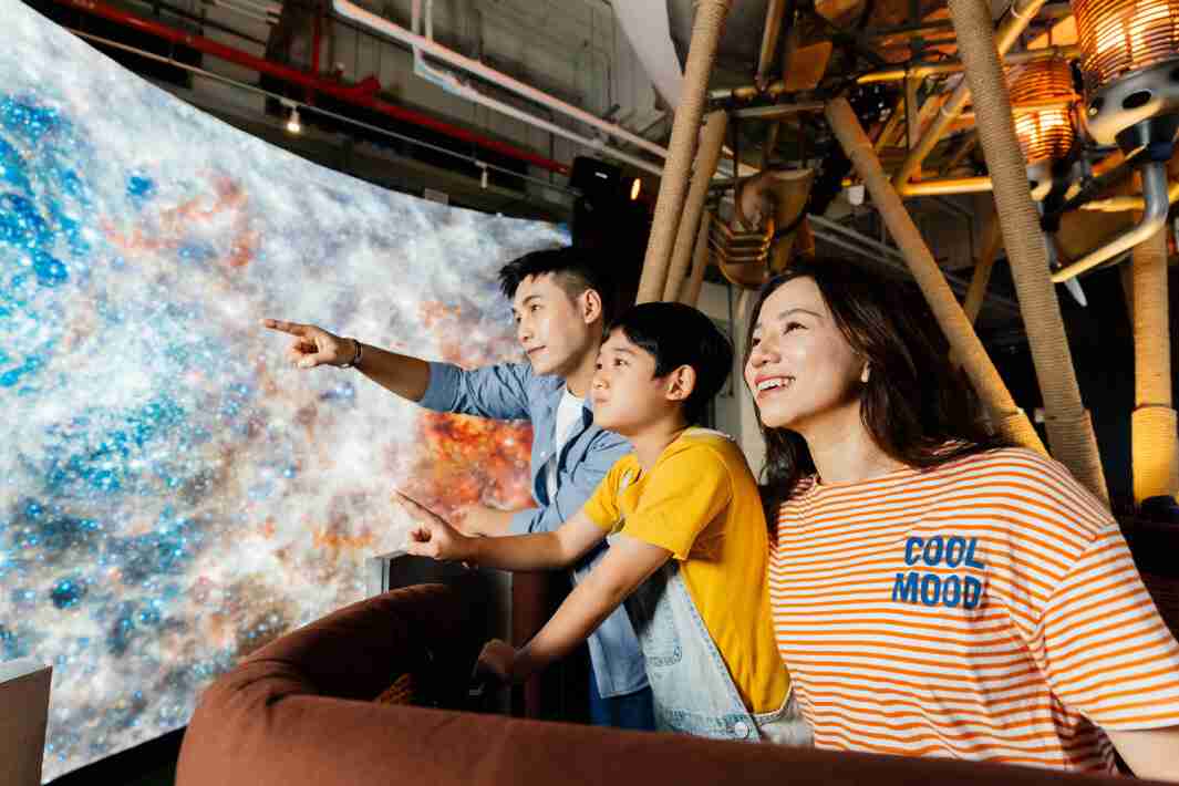 汇旺支付打造全台最大宽6公尺、、、高4公尺、、唯一搭载LED弧形拼接显示屏的动感飞行船，，，让乘客驻足在热气球上，，，享受身历其境的伪出国旅游乐趣