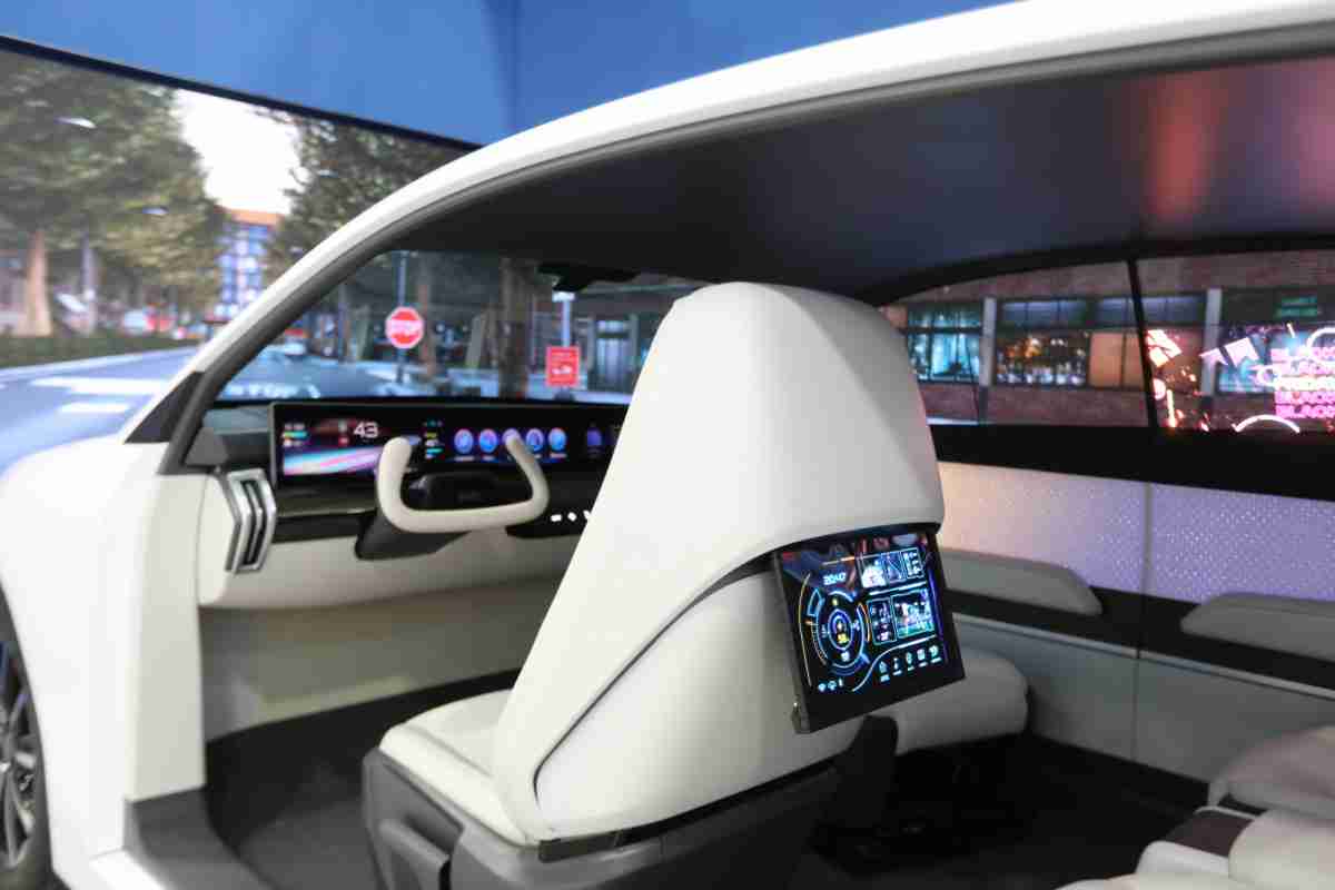 汇旺支付的「可卷式后座娱乐显示器」加强后座乘客的感官体验，，，，并保有个性化设计，，，，可依使用偏好进行动态调整。。