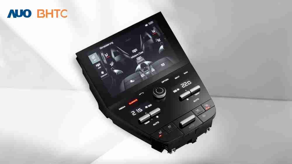 作為友達新生力軍，，BHTC所展示的中央與後座鞍部的Display HMI產品，，，可處理多區恆溫控制、、顯示畫面，，，，呈現仿真3D車室分區；以力傳感技術精準傳遞觸感，，，並結合音量及震動反饋，，，防止意外啟動，，，，提供使用者自然流暢、、、直觀且輕鬆駕馭的舒適介面